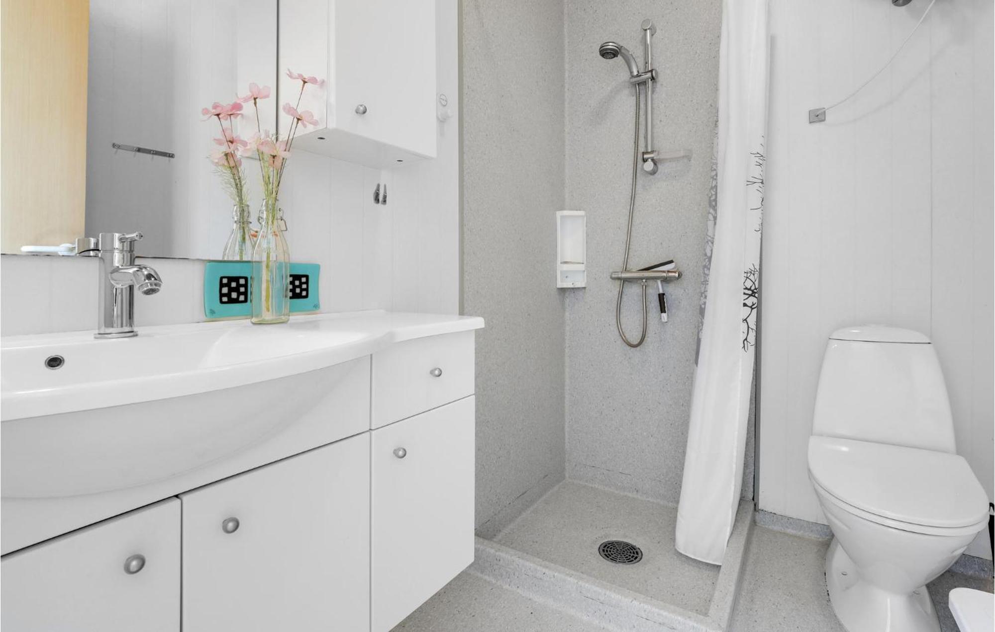2 Bedroom Awesome Apartment In Allinge Екстериор снимка